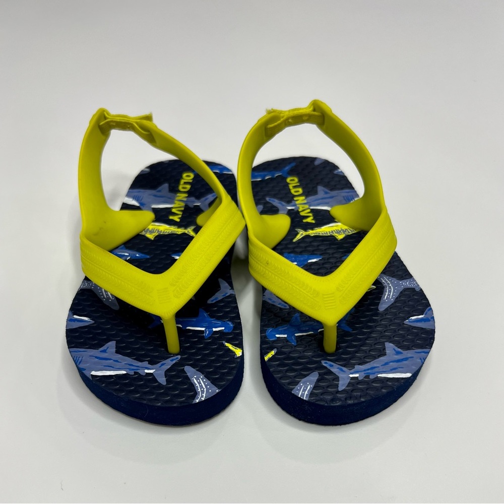 4/$15 ⭐️ Old Navy Shark Sandals Toddler Size 5